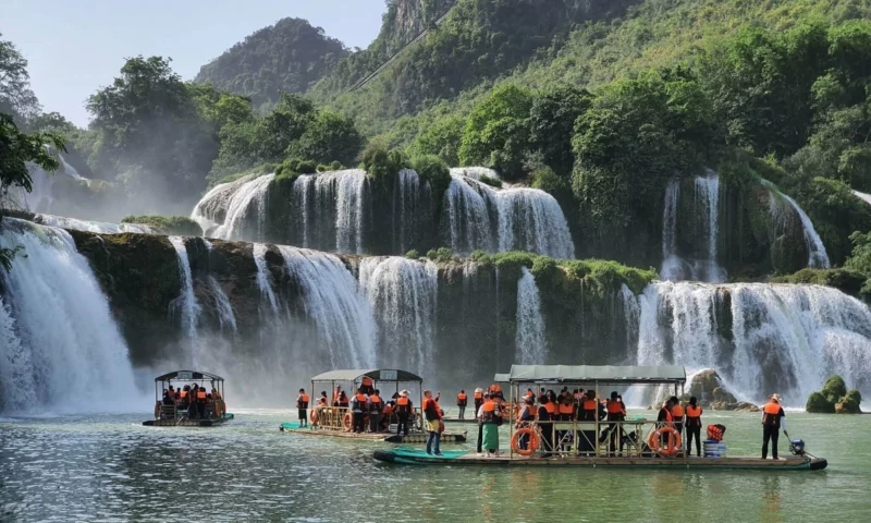 TN5: Tour Cẩm Phả – Cao Bằng – Thác Bản Giốc Thác Đức Thiên ( Trung Quốc ) – Làng Đá Khuổi Kỵ - Động Ngườm Ngao – Hang Pác Pó – Suối Lê Nin.